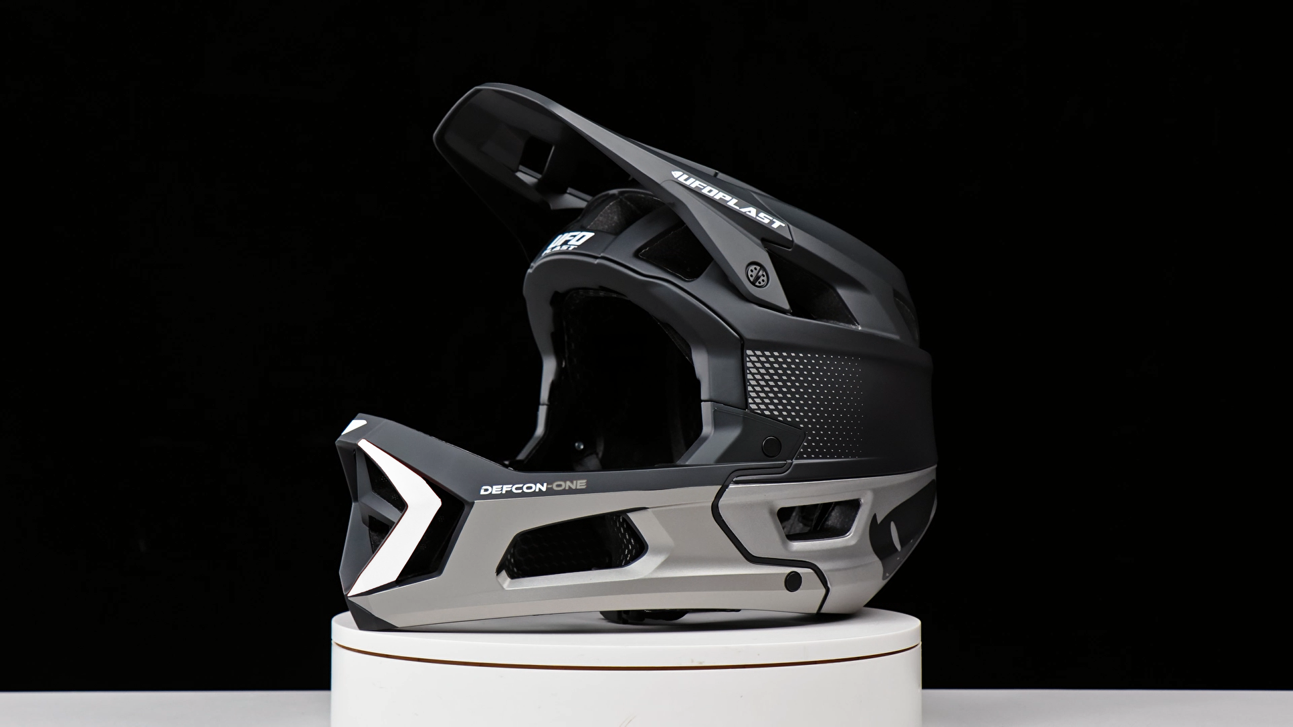 DOWN HILL HELMET